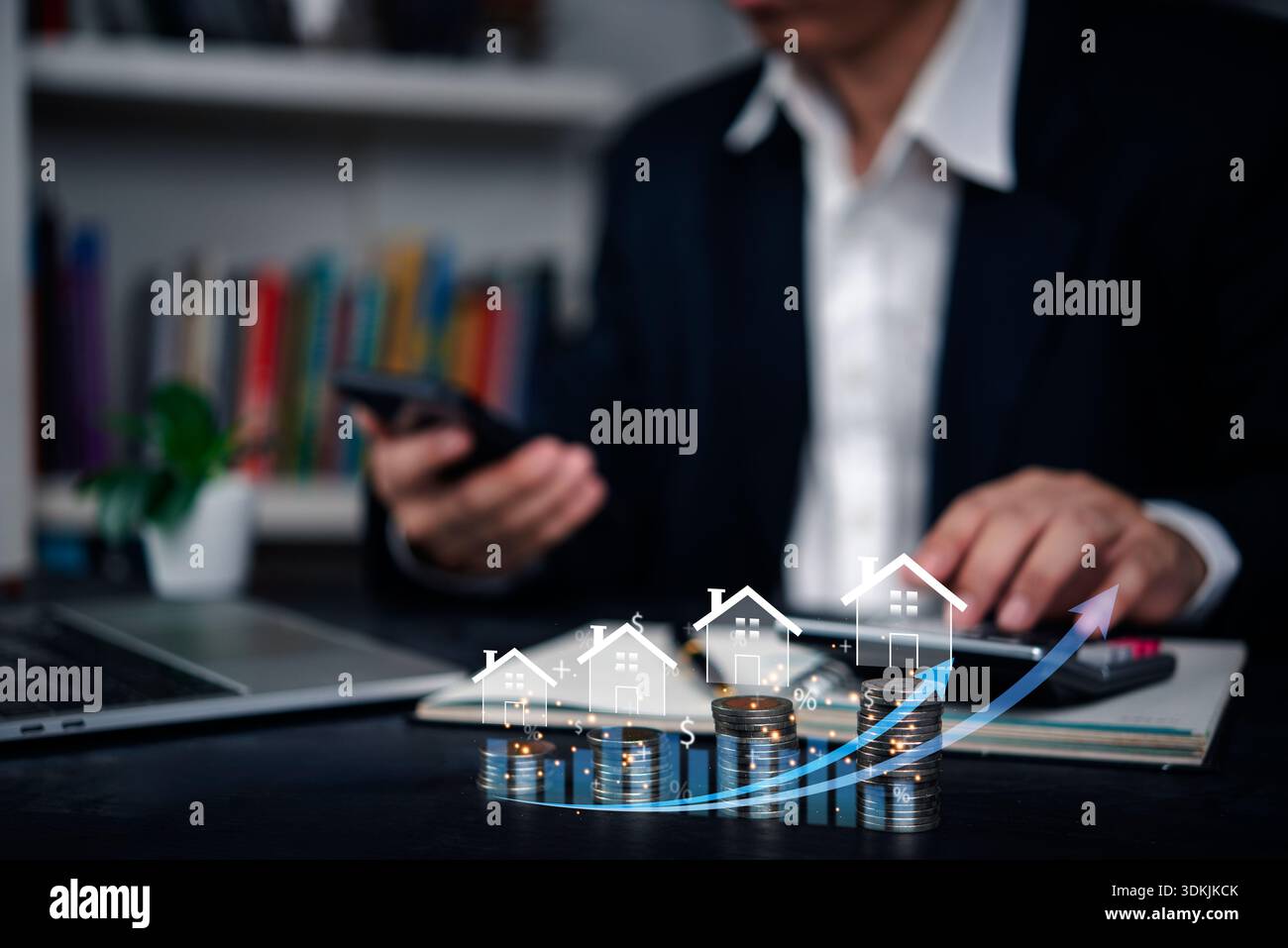 Investitore immobiliare che utilizza uno smartphone per tenere traccia della crescita immobiliare e dei progressi finanziari, con grafica digitale che mostra i valori di proprietà in aumento e. Foto Stock