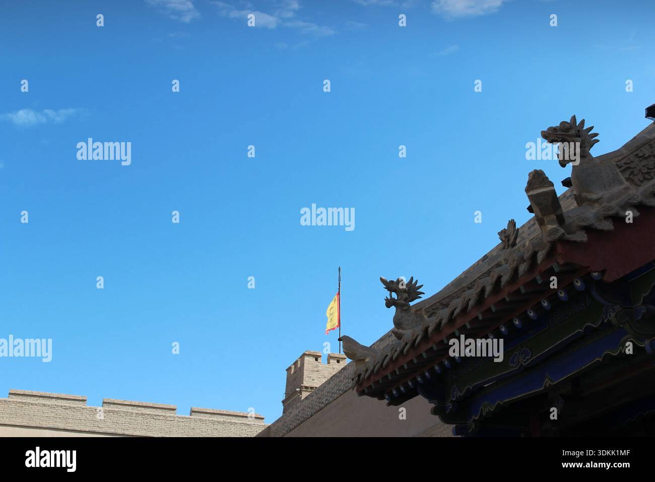 Bandiera gialla con drago che disegna in cima alla torre all'interno del passo Jiayu in estate, Jiayuguan nella provincia cinese di Gansu Foto Stock