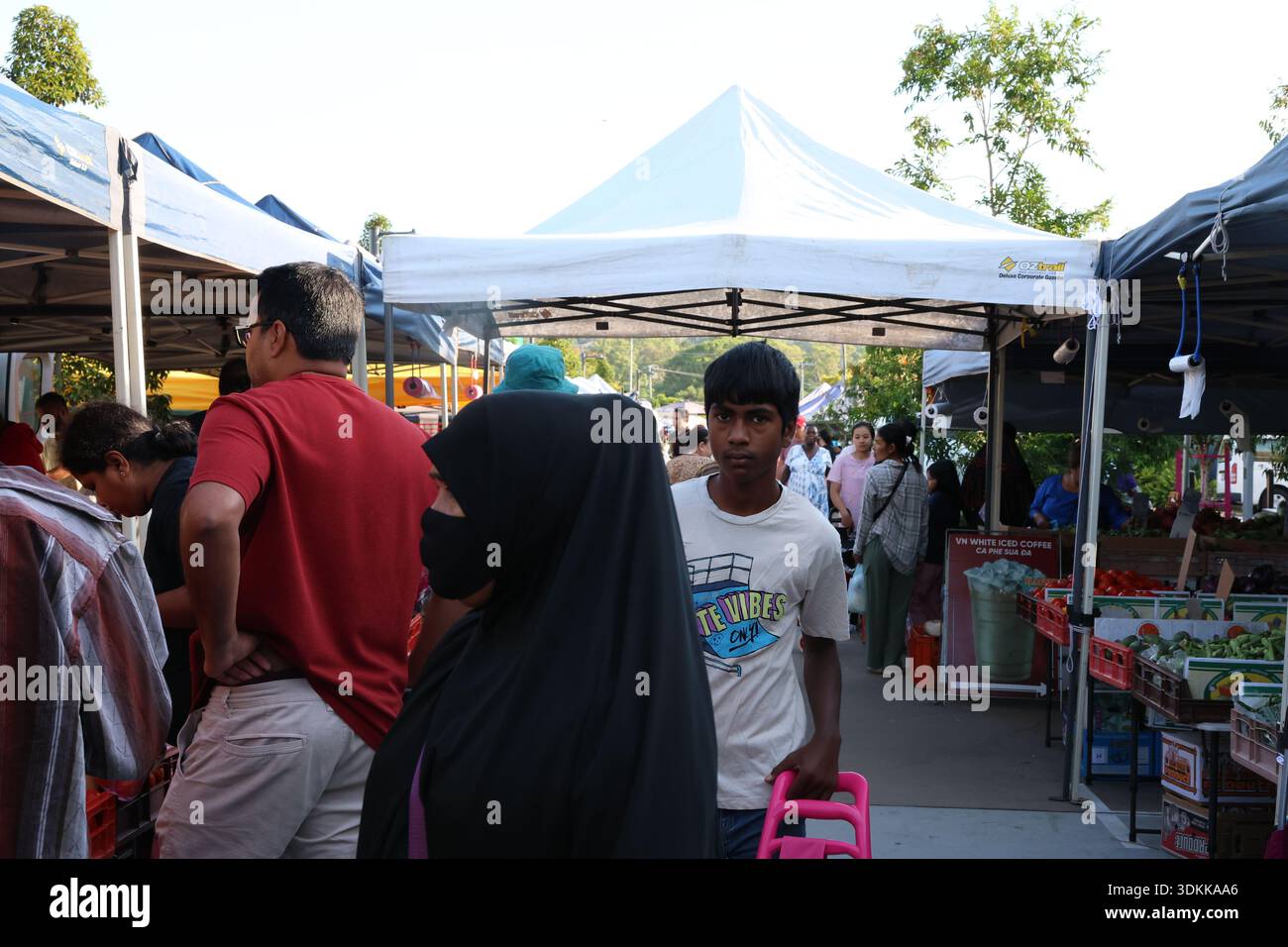 La gente curiosa tra i prodotti e passeggia attraverso i mercati alimentari globali di Woodridge, un sobborgo di Logan City, Queensland, Australia. Foto Stock