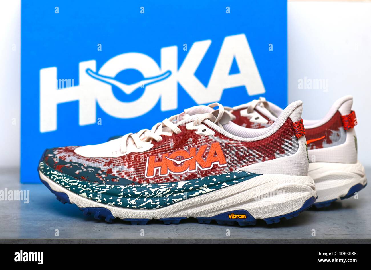 PARIGI - DEC 13: Le nuove sneakers Hoka Speedgoat 6 saranno esposte allo showroom il 13 dicembre. 2025 in Francia. Foto Stock