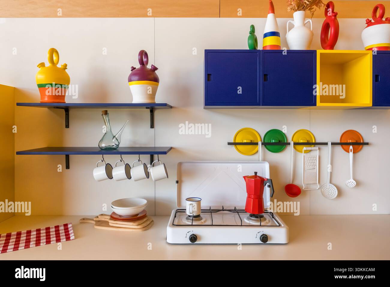 Cucina domestica d'epoca idilliaca con colorato design retrò Foto Stock