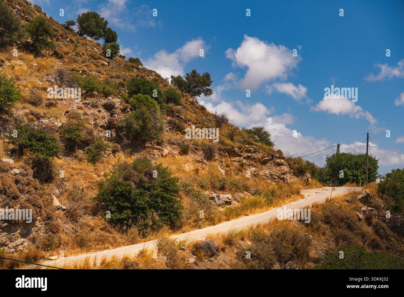 una strada stretta che corre intorno al fianco di una montagna Foto Stock