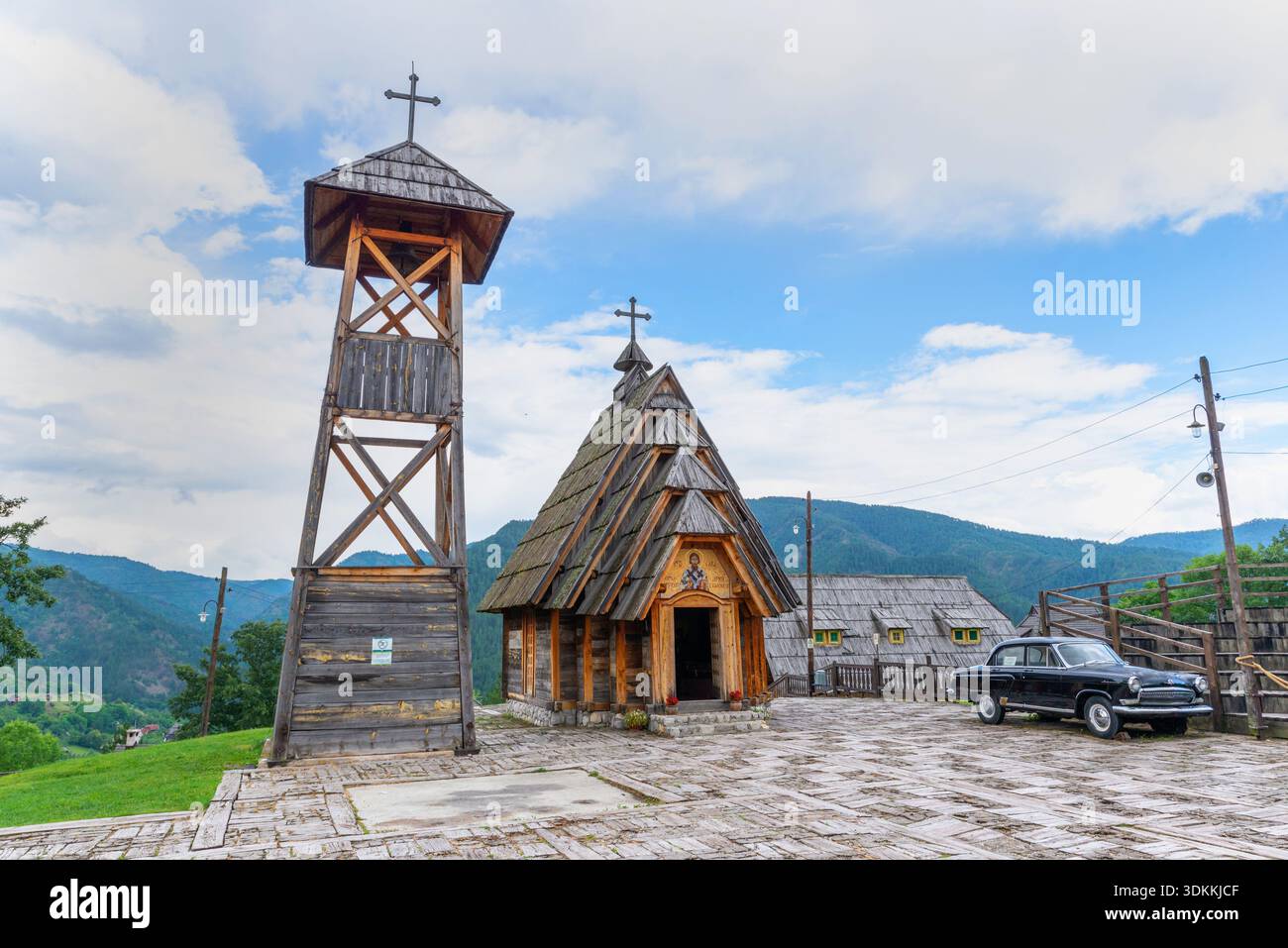 Drvengrad, Serbia – 19 luglio 2020: Chiesa ortodossa in legno e campanile nel tradizionale villaggio etno di Drvengrad, un punto di riferimento culturale e turistico a We Foto Stock