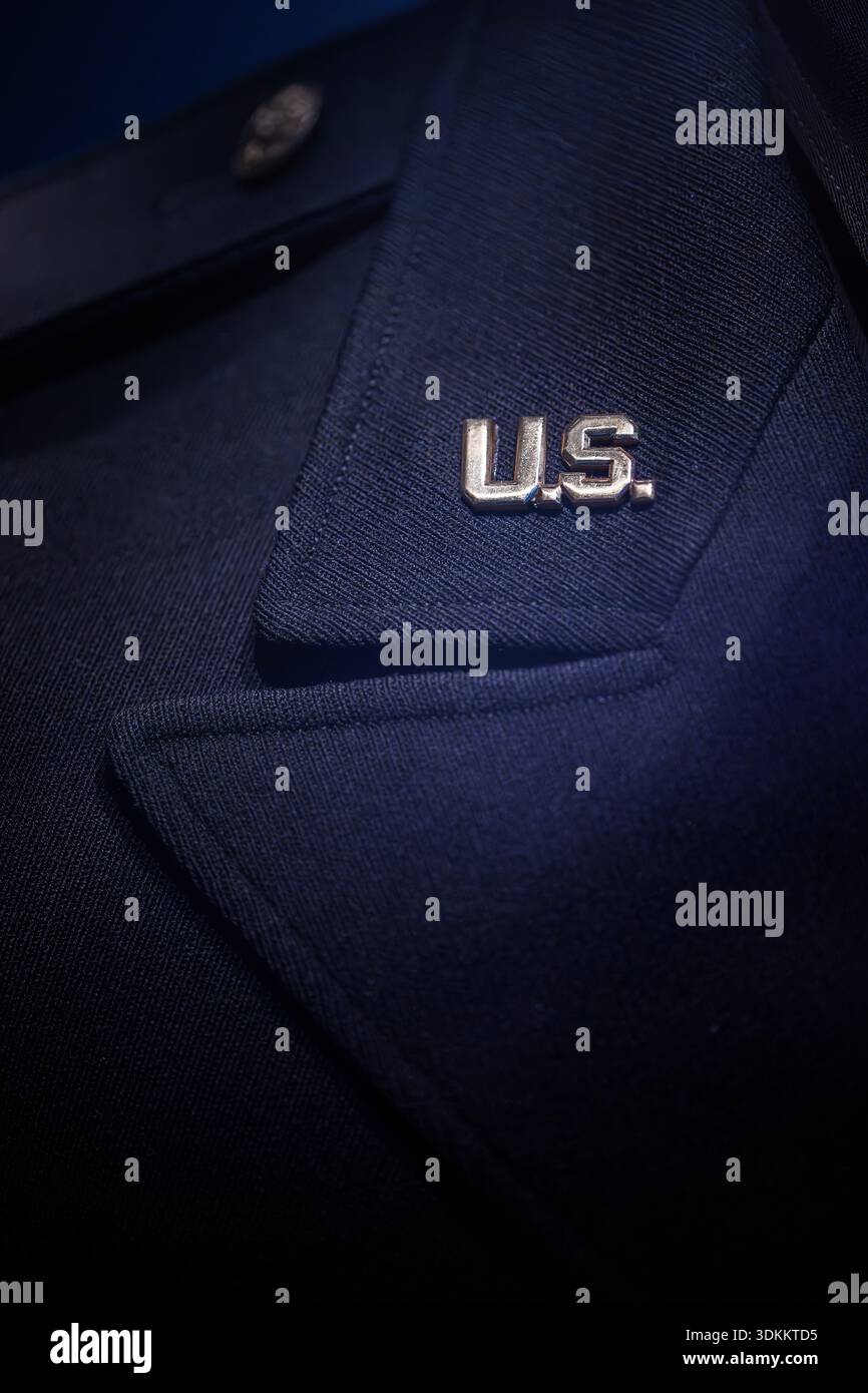 L'uniforme in lana blu navy scura è caratterizzata dal servizio militare degli Stati Uniti con un emblema dettagliato sulla spalla Foto Stock