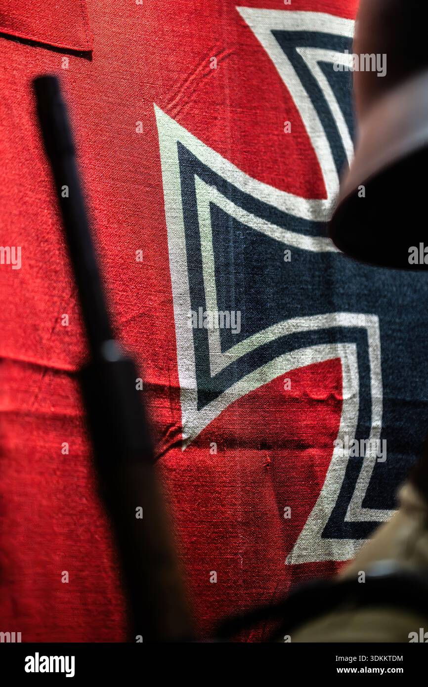 Fucile da soldato vicino alla bandiera nazista in un ambiente storico dell'era della seconda guerra mondiale Foto Stock