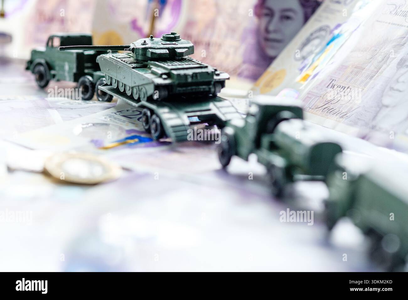 Veicoli militari giocattolo tra i contanti del Regno Unito Foto Stock