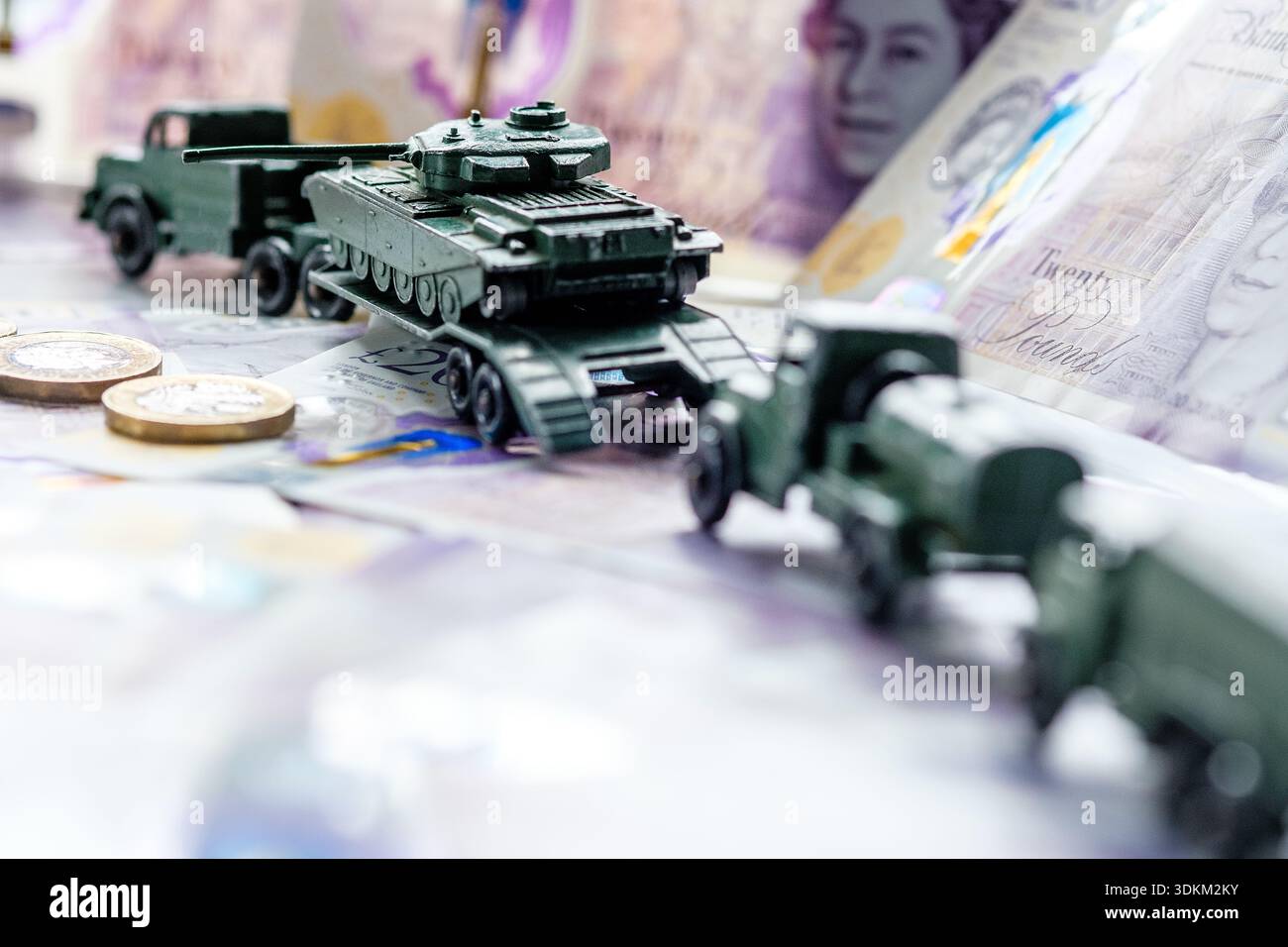 Veicoli militari giocattolo tra i contanti del Regno Unito Foto Stock