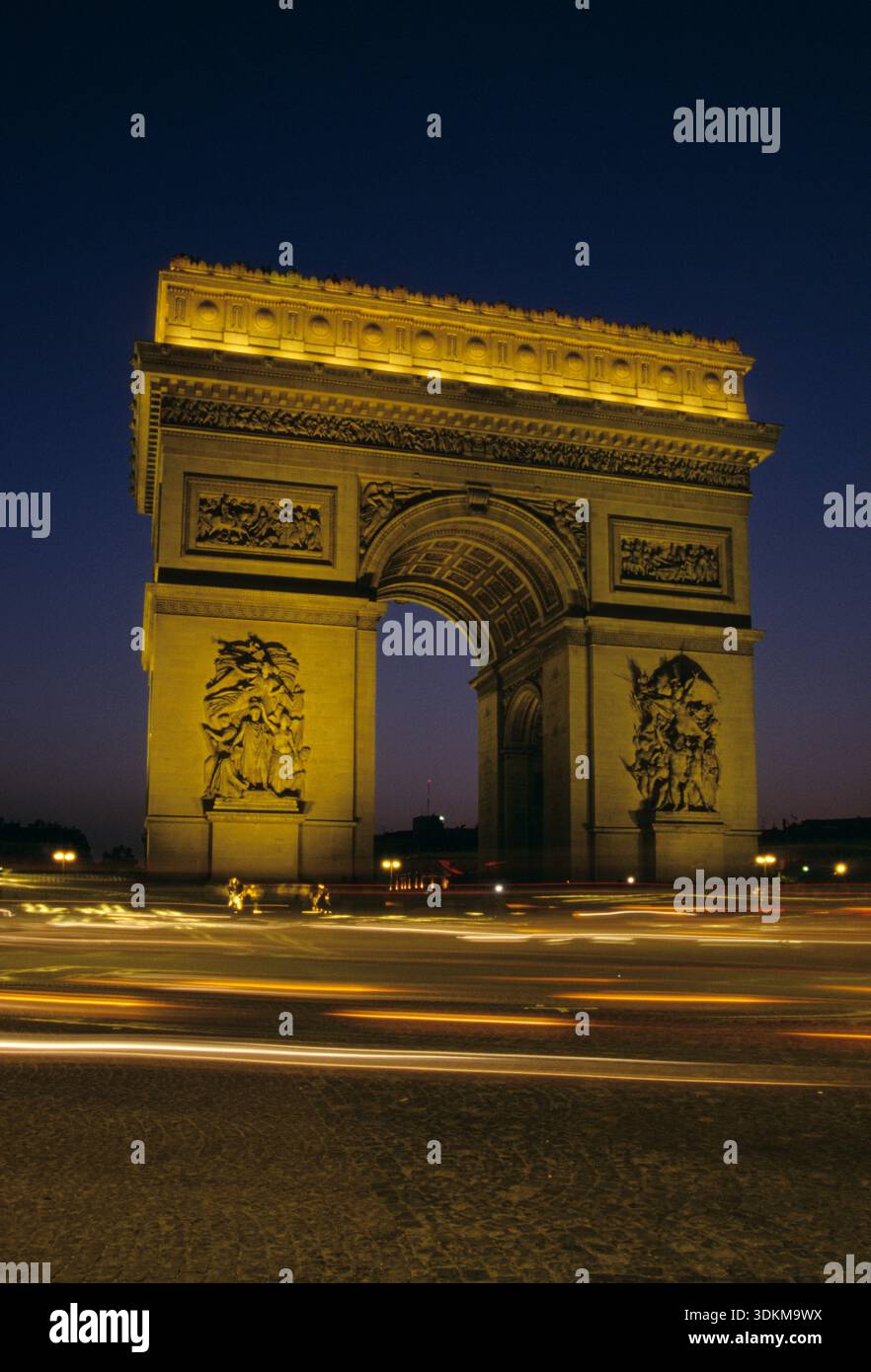 Francia parigi arche trionfa di notte con auto luci effetti vita notturna di etoile plaza Foto Stock