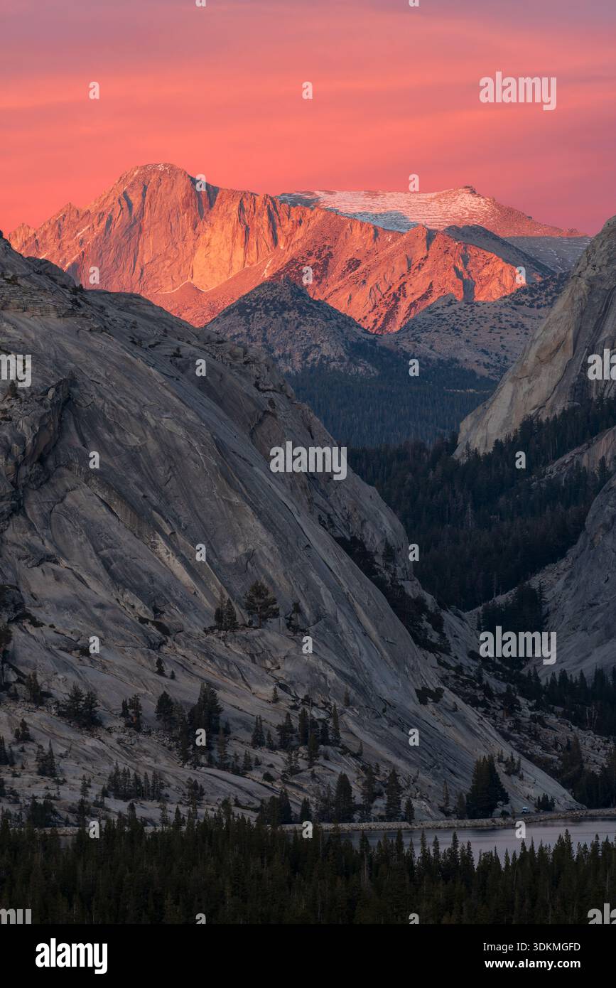 Vista sul monte Conness e il lago Tenaya da Olmsted Point, Yosemite National Park, California, Stati Uniti. Foto Stock