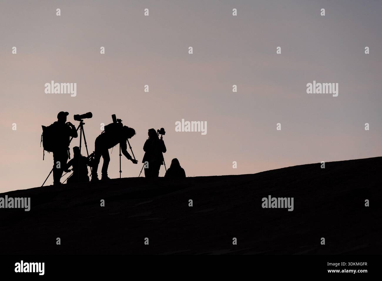 Gruppo di fotografi a Olmstead Point, Yosemite National Park, California, Stati Uniti. Foto Stock