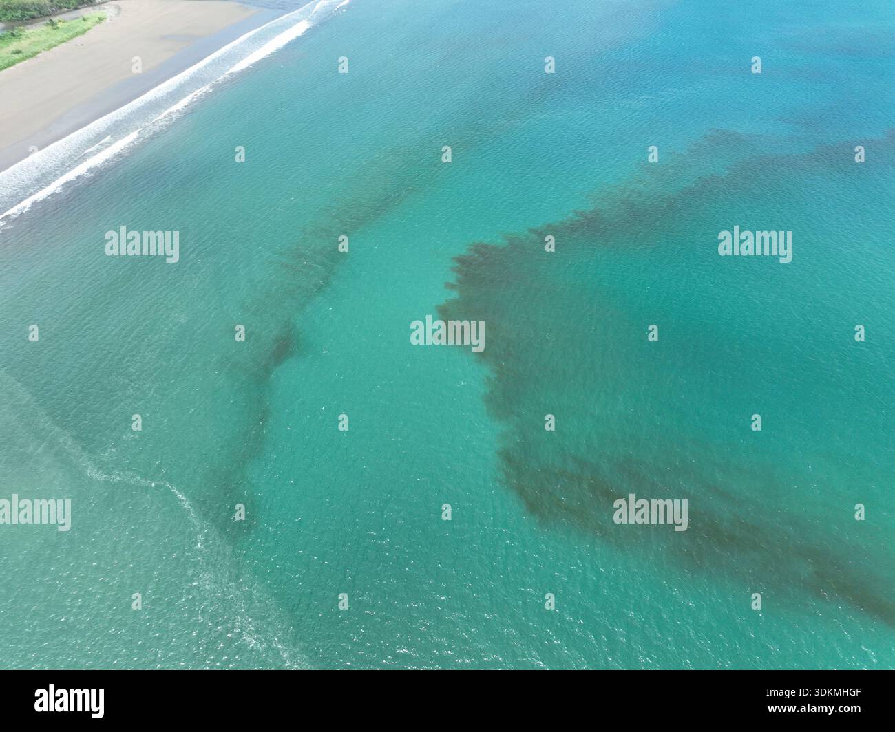Le acque turchesi incontrano un ruscello più scuro Foto Stock