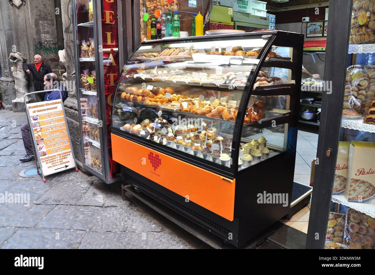 Vetrina di pasticceria fuori da una panetteria in una strada a Napoli, Italia Foto Stock