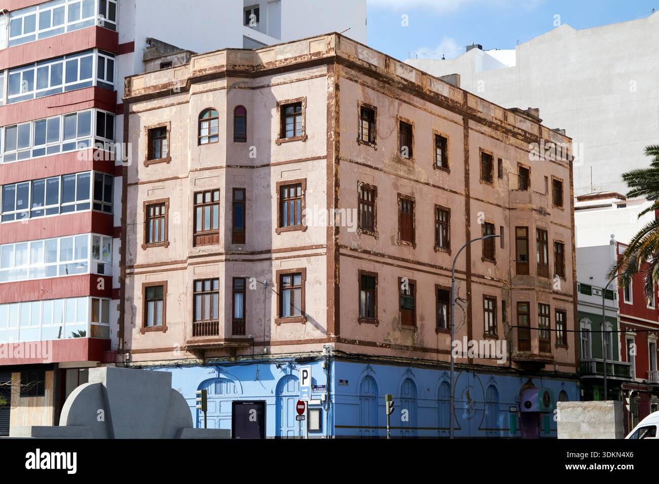 vecchio edificio storico in stile coloniale sul lungomare di las palmas de gran canaria, isole canarie, ex pub-teatro spagnolo la chistera of man Foto Stock