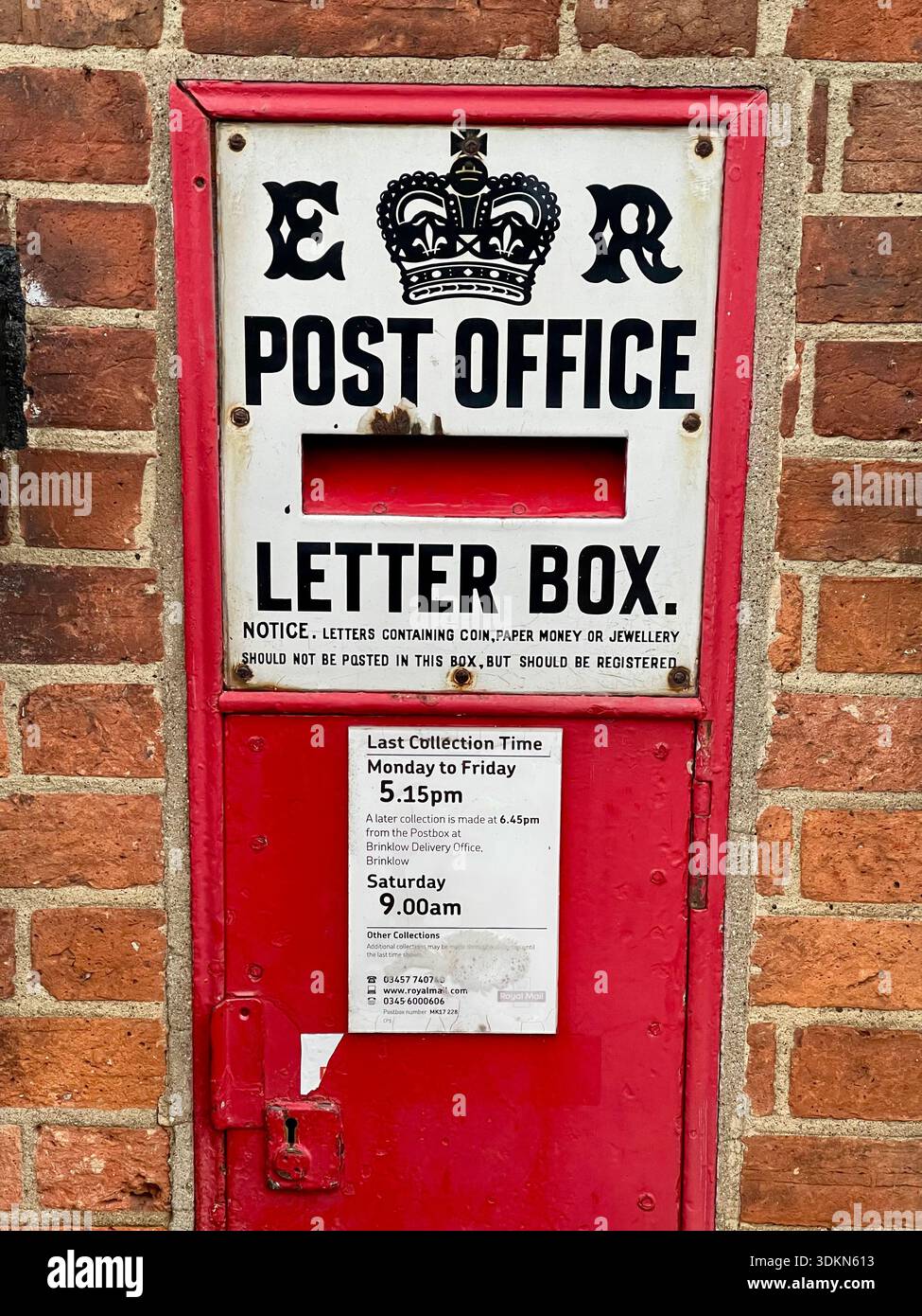 Rara cassetta per lettere a muro d'epoca Edoardo VIII nel tranquillo villaggio di Woburn nel Bedfordshire vicino a Milton Keynes Foto Stock