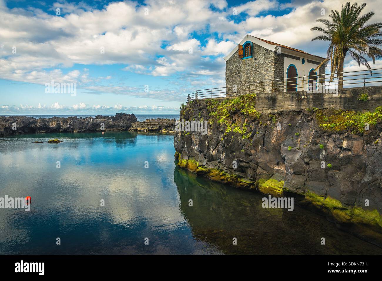 Splendido paesaggio costiero con scogliere nere nella baia, Seixal, isola di Madeira, Portogallo, Europa Foto Stock