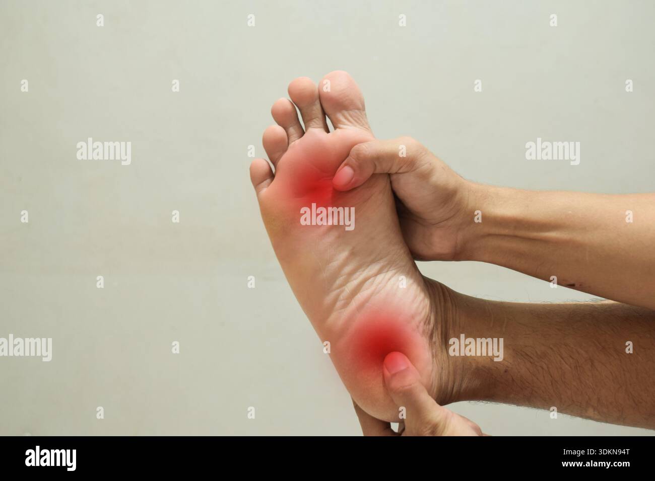 Massaggio dei piedi maschili, dolore ai piedi, pedicure. Concetto di problemi di salute Foto Stock