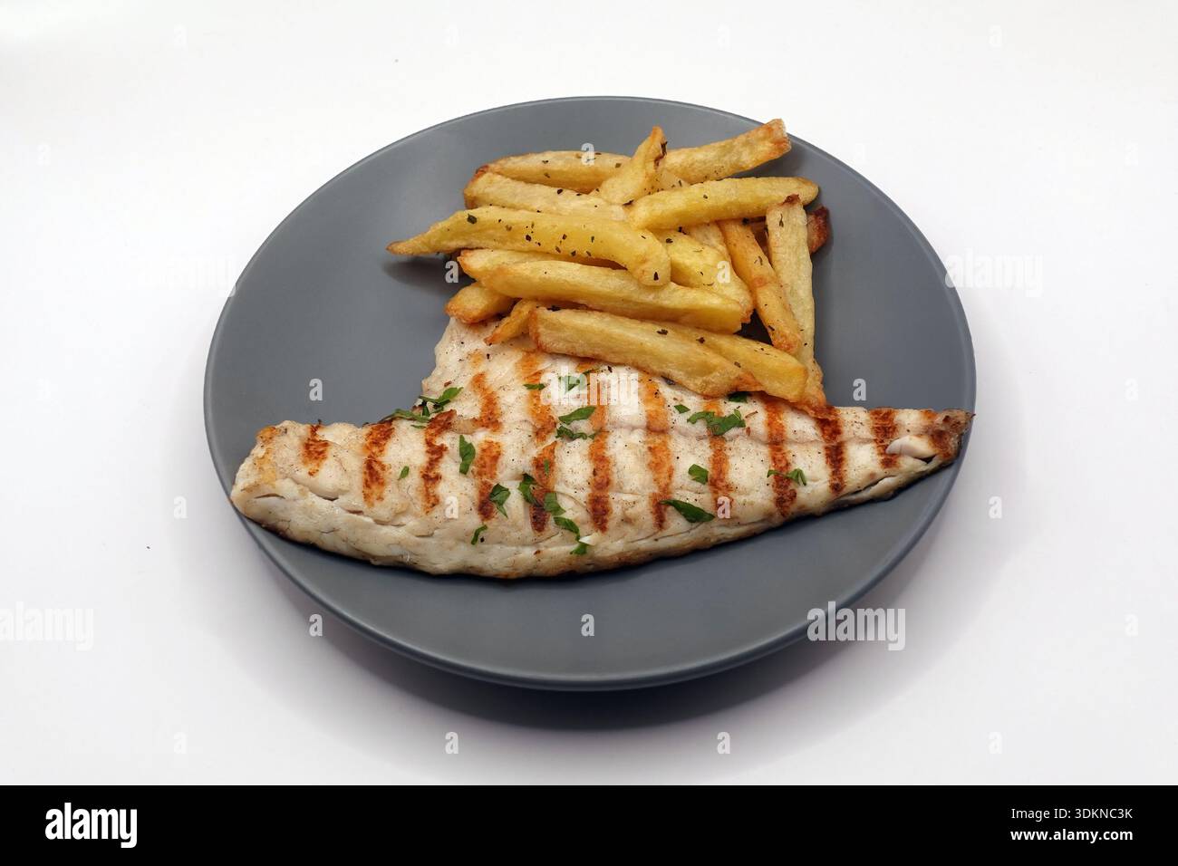Pesce d'orata grigliato con erbe e patatine fritte. Piatto da cucina su sfondo bianco. Foto Stock