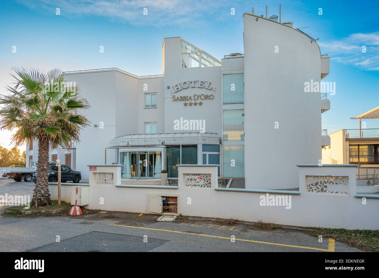 Hotel sabbia d'Oro a San Vincenzo, Italia. Un moderno hotel sul mare sulla costa toscana, caratterizzato da un'architettura bianca che si affaccia sul Mediterraneo Foto Stock