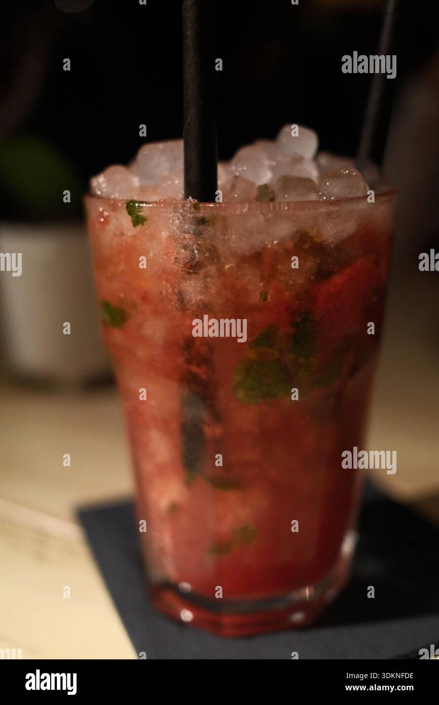 Cocktail Mojito rinfrescante con lime e menta su ghiaccio Foto Stock