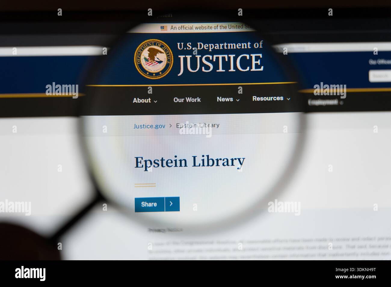 Lente di ingrandimento su uno schermo del computer che mostra la pagina della Biblioteca Epstein sul sito web del Dipartimento di giustizia degli Stati Uniti. Foto di alta qualità Foto Stock