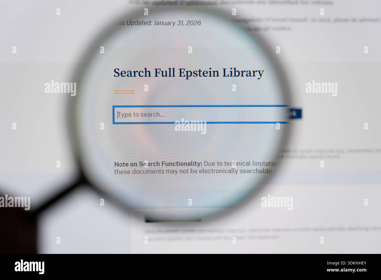 Lente di ingrandimento su uno schermo del computer incentrata su Search Full Epstein Library sul sito Web del Dipartimento di giustizia. Foto di alta qualità Foto Stock
