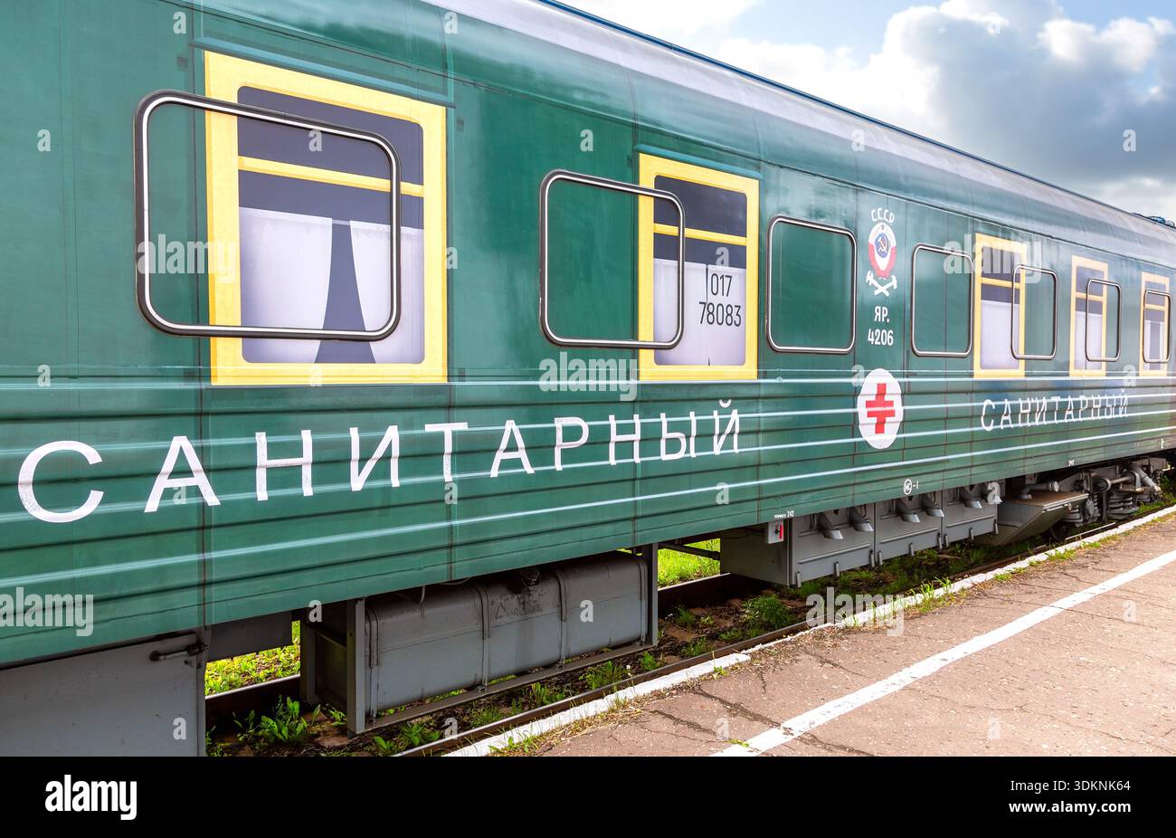 Samara, Russia - 20 luglio 2022: Vecchio treno sovietico ambulanza Foto Stock