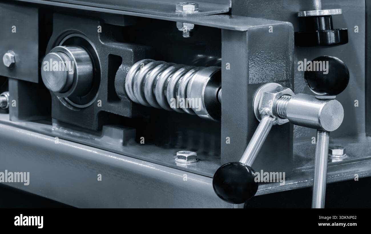 Macchina con leva di comando per la pressione sul meccanismo a molla che controlla la velocità di rotazione dell'albero in metallo nel telaio con cuscinetto come parte della grande i. Foto Stock
