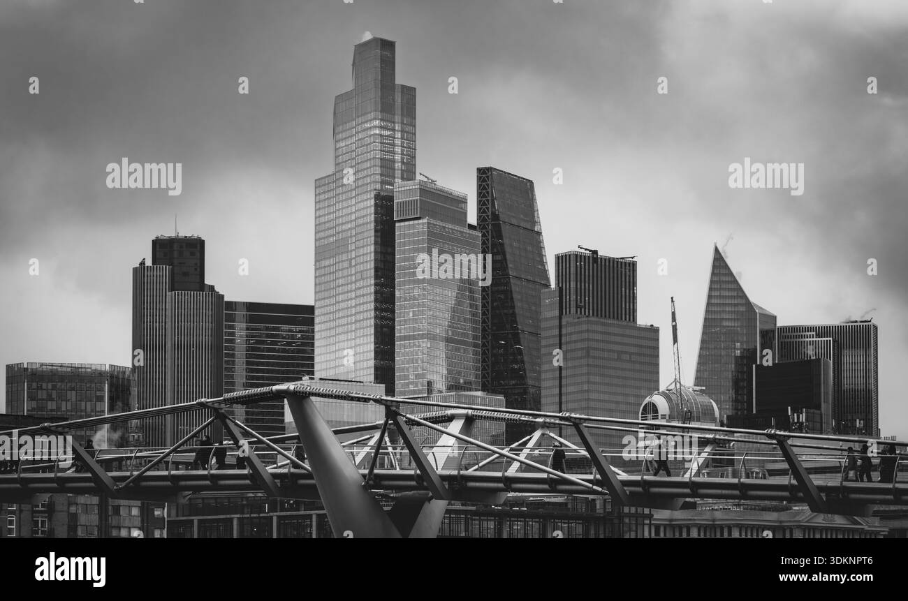 Square Mile e Millennium Bridge. Foto Stock