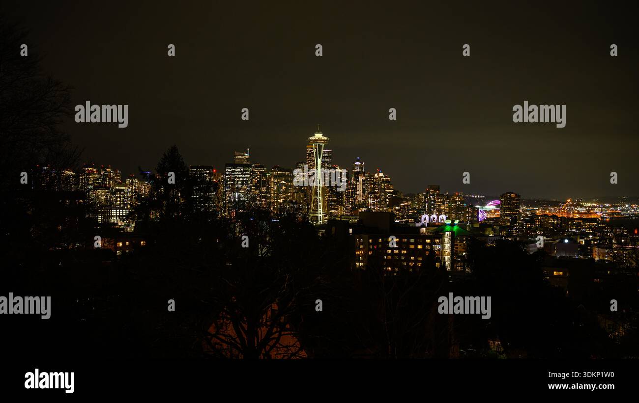 Seattle - 28 gennaio 2026; veduta notturna di Seattle con le luci degli edifici che illuminano l'oscurità Foto Stock