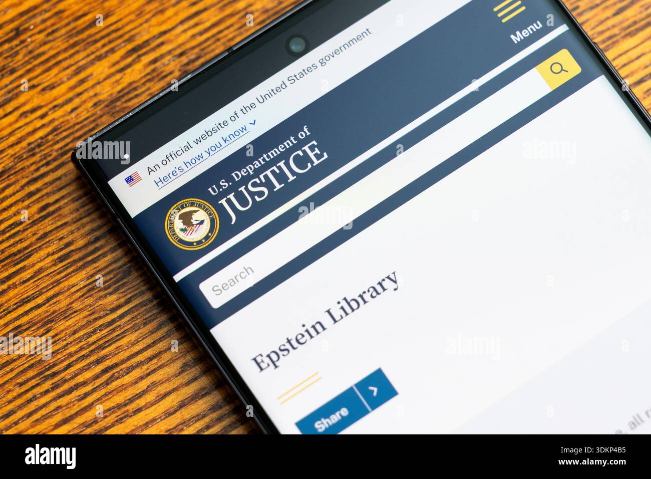 Schermo cellulare con la biblioteca Epstein aperta sul sito web del Dipartimento di giustizia degli Stati Uniti a Balykchy, Kirghizistan - 2 febbraio 2026 Foto Stock