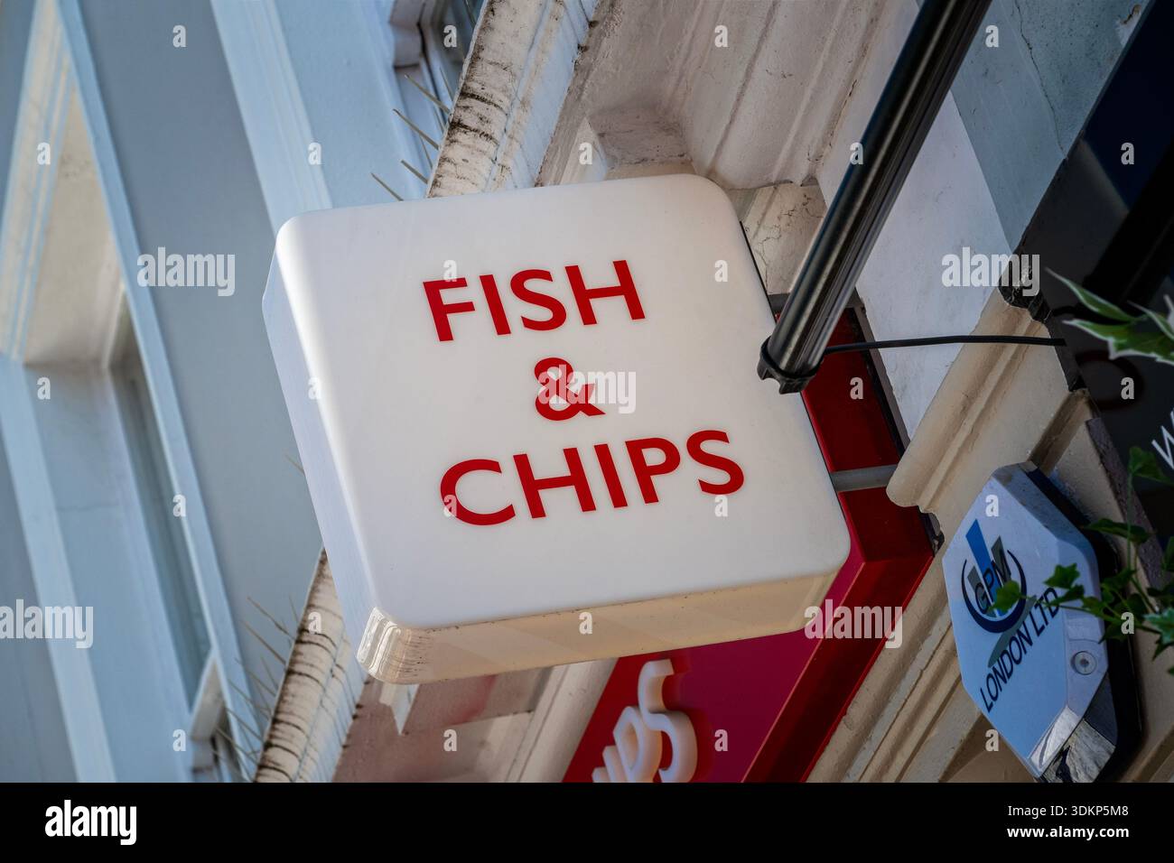 Insegna Fish and Chips su Portobello Road, Londra Foto Stock