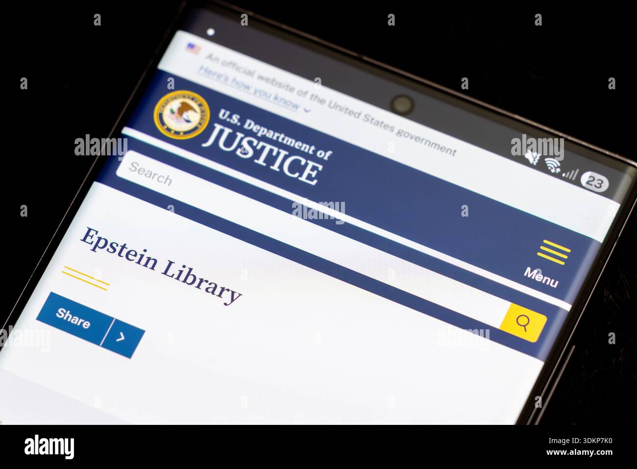 Schermo cellulare con la biblioteca Epstein aperta sul sito web del Dipartimento di giustizia degli Stati Uniti a Balykchy, Kirghizistan - 2 febbraio 2026 Foto Stock