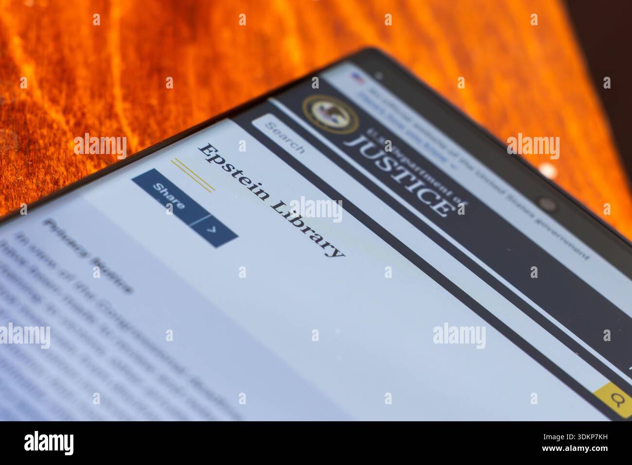Schermo cellulare con la biblioteca Epstein aperta sul sito web del Dipartimento di giustizia degli Stati Uniti a Balykchy, Kirghizistan - 2 febbraio 2026 Foto Stock