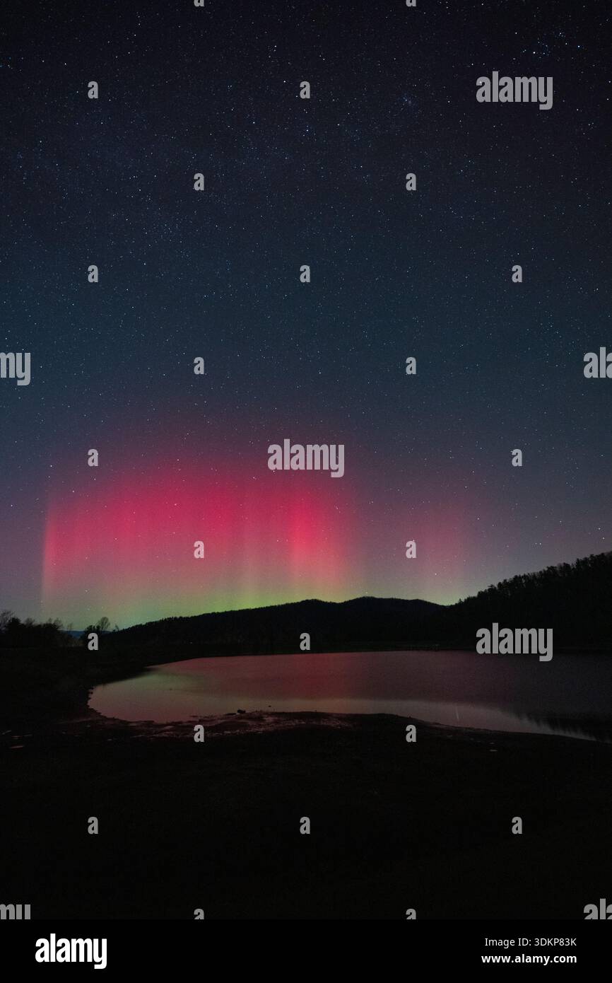 Aurora Borealis sul lago Arrowhead, Page County, Virginia. Gli scienziati misurano le tempeste geomagnetiche usando qualcosa chiamato indice DST, fondamentalmente un sco Foto Stock