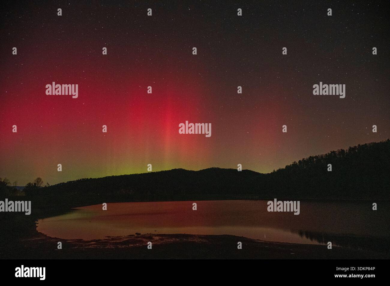 Aurora Borealis sul lago Arrowhead, Page County, Virginia. Gli scienziati misurano le tempeste geomagnetiche usando qualcosa chiamato indice DST, fondamentalmente un sco Foto Stock