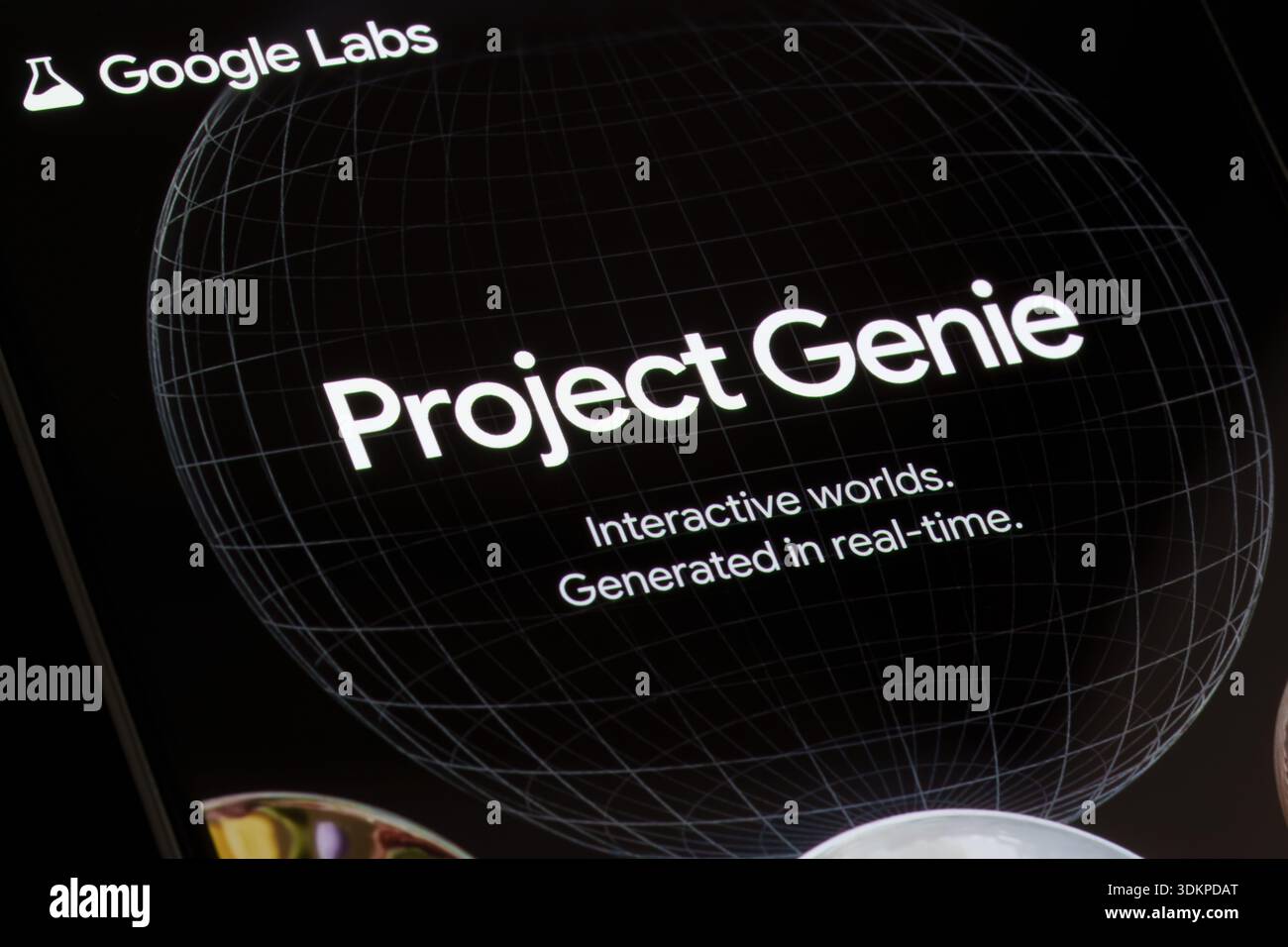 Project Genie di Google Labs visualizzato sullo schermo dello smartphone, mondi interattivi generati in tempo reale con l'interfaccia a globo wireframe in primo piano. Sta Foto Stock