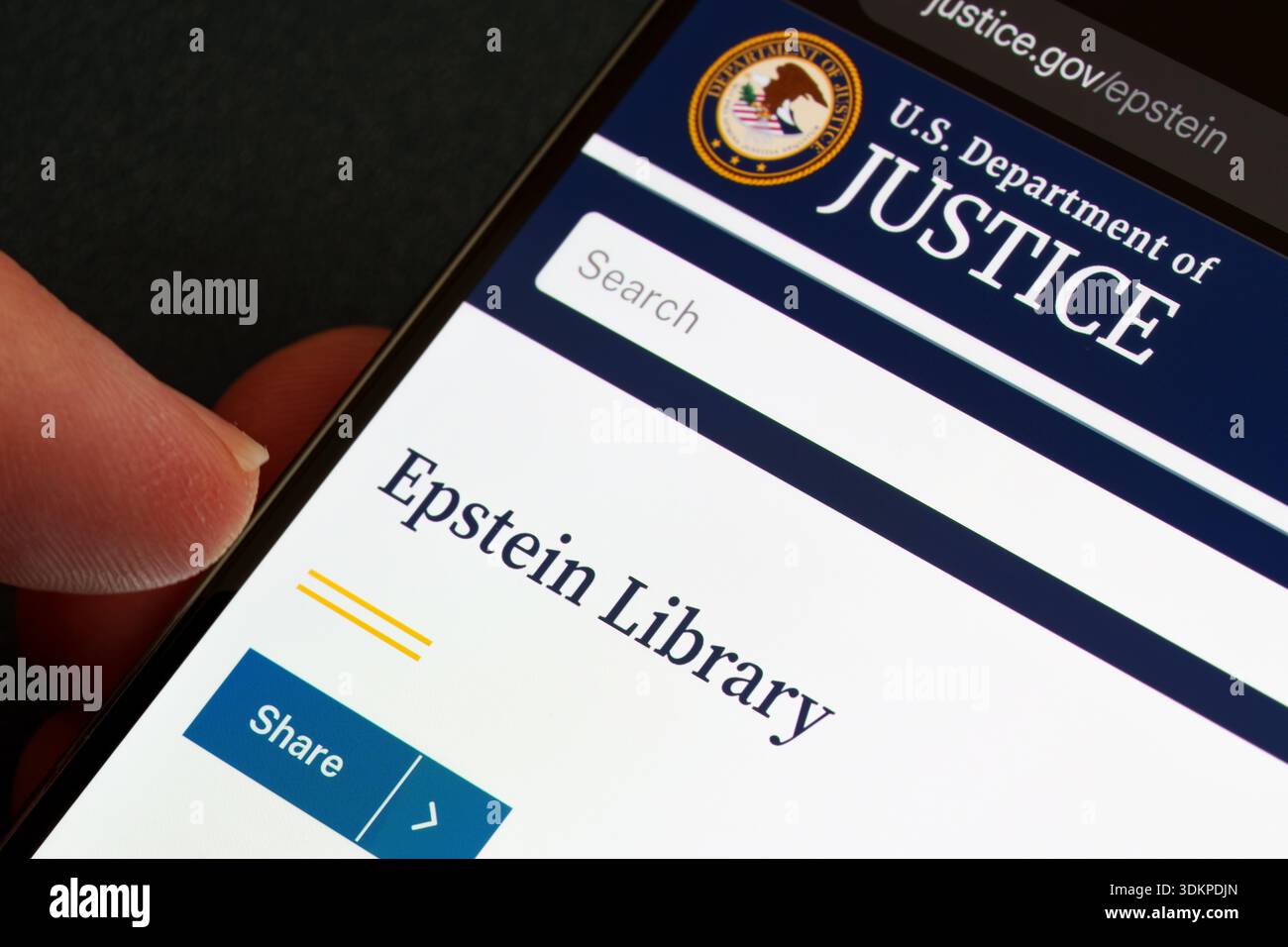 Epstein Library sul Dipartimento di giustizia degli Stati Uniti justice.gov visualizzato sullo schermo dello smartphone con il sigillo DOJ, il campo di ricerca e il pulsante SHARE in primo piano. Sta Foto Stock