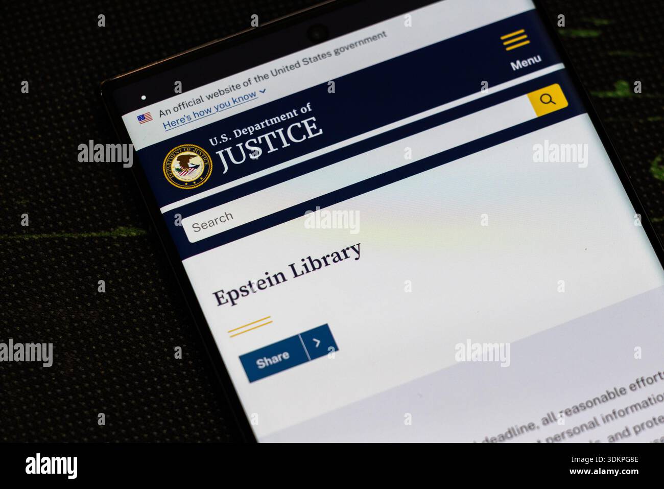 Schermo cellulare con la biblioteca Epstein aperta sul sito web del Dipartimento di giustizia degli Stati Uniti a Balykchy, Kirghizistan - 2 febbraio 2026 Foto Stock