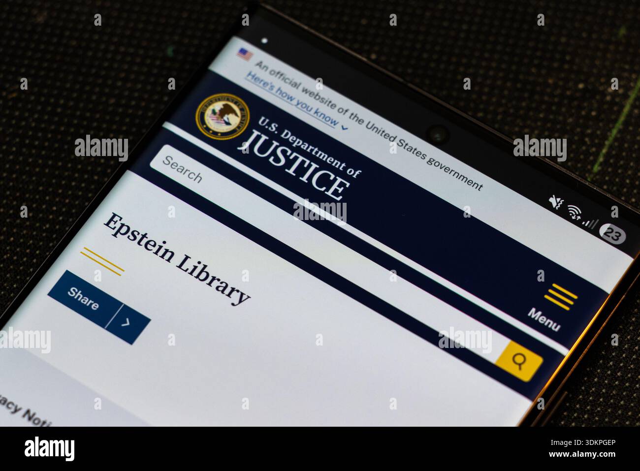 Schermo cellulare con la biblioteca Epstein aperta sul sito web del Dipartimento di giustizia degli Stati Uniti a Balykchy, Kirghizistan - 2 febbraio 2026 Foto Stock