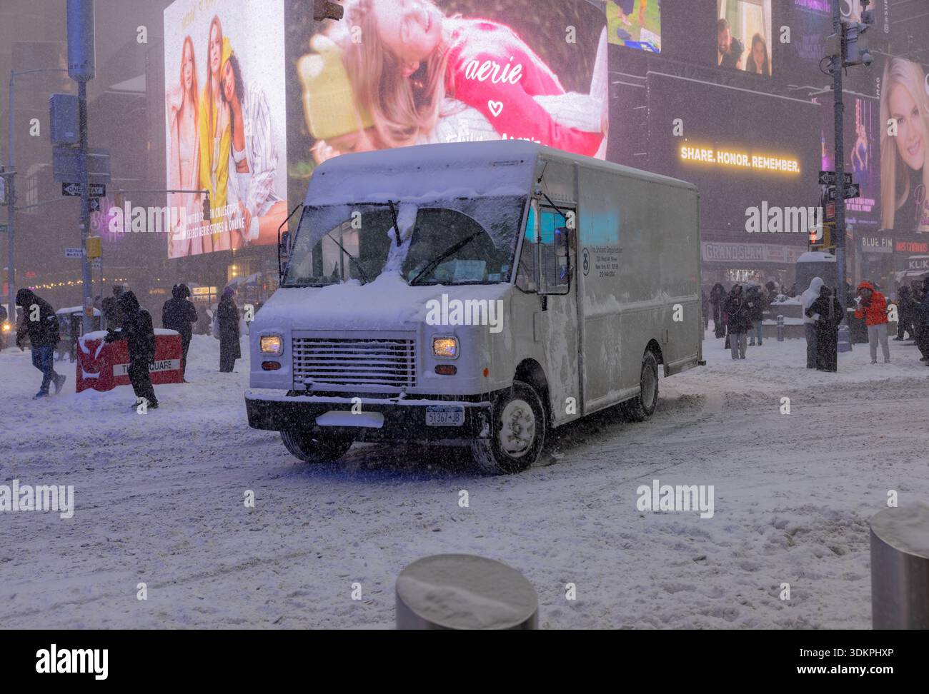 NEW YORK, N.Y. - 25 gennaio 2026: Il traffico di Manhattan Street è visto durante una tempesta invernale. Foto Stock