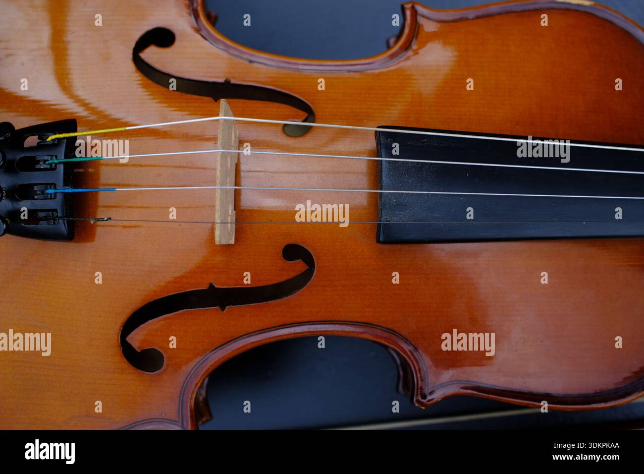 Spartiti classici con strumenti musicali – chitarra, violino e pianoforte Foto Stock