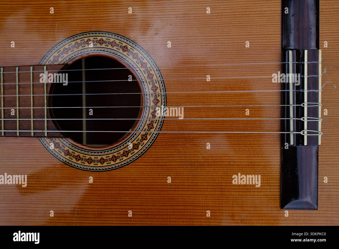 Spartiti classici con strumenti musicali – chitarra, violino e pianoforte Foto Stock