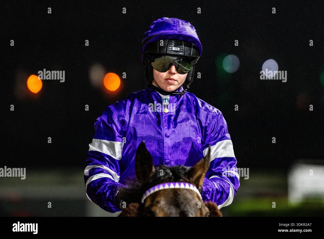Grace McEntee torna dopo una gara all'ippodromo di Wolverhampton. Crediti JTW equine Images / Alamy Foto Stock