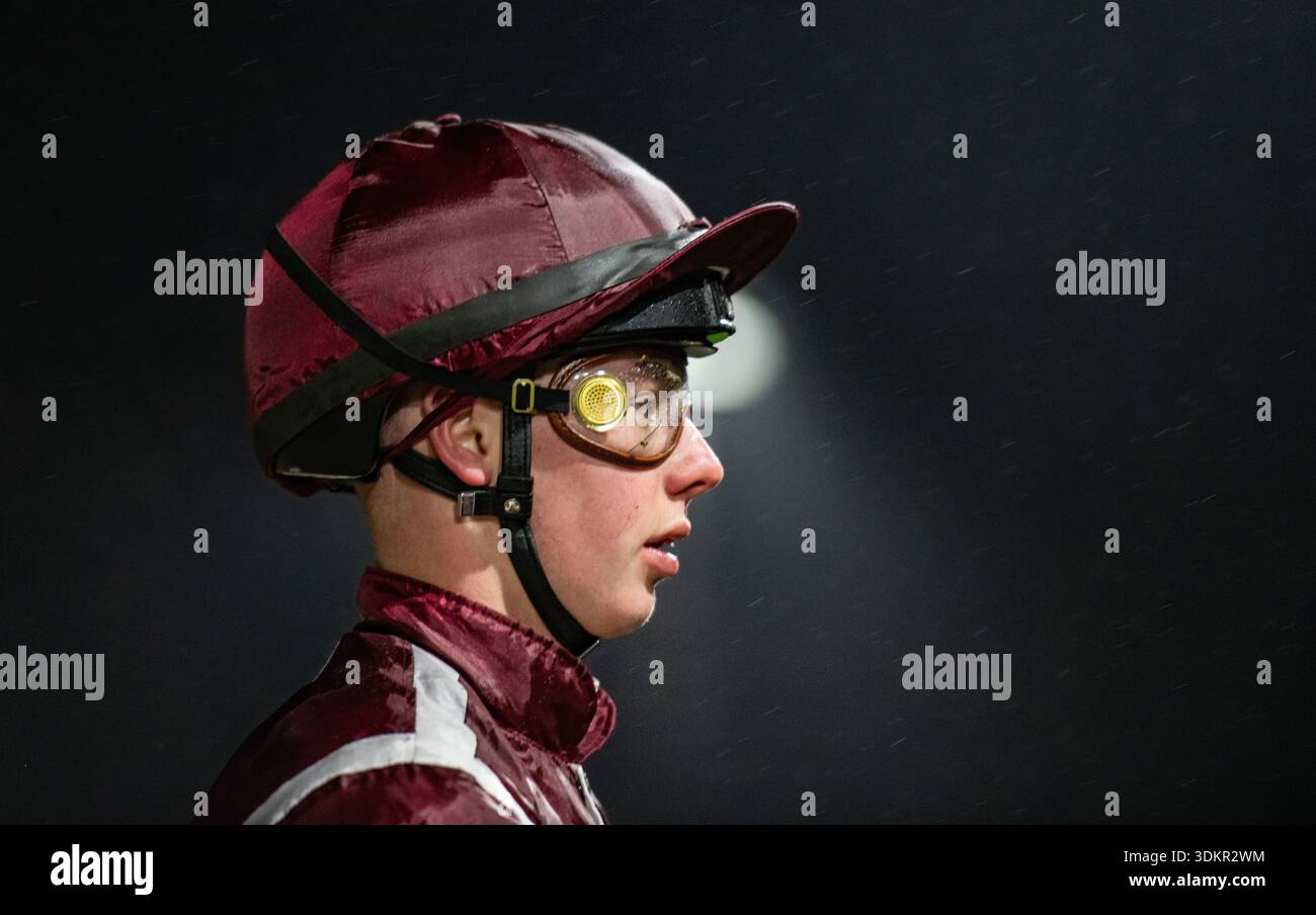 Jack Nicholls torna dopo una gara all'ippodromo di Wolverhampton. Crediti JTW equine Images / Alamy Foto Stock
