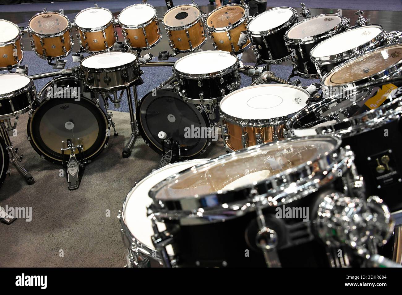 24 gennaio 2026, Anaheim, CA, Stati Uniti: Anaheim CA. 24 gennaio 2026. Il Winter NAMM Show di Anaheim è la worldâ più grande fiera musicâ settore in cui produttori, rivenditori, artisti e media si riuniscono per lanciare attrezzature, fare rete e partecipare a concerti e sessioni di formazione. più di 4.000 marchi e più di 90â paesi hanno rappresentato negli ultimi anni, lanciando nuovi strumenti, apparecchiature audio proâ e prodotti tecnologici musicâ. (Immagine di credito: © Dave Safley/ZUMA Press Wire) SOLO PER USO EDITORIALE! Non per USO commerciale! Foto Stock