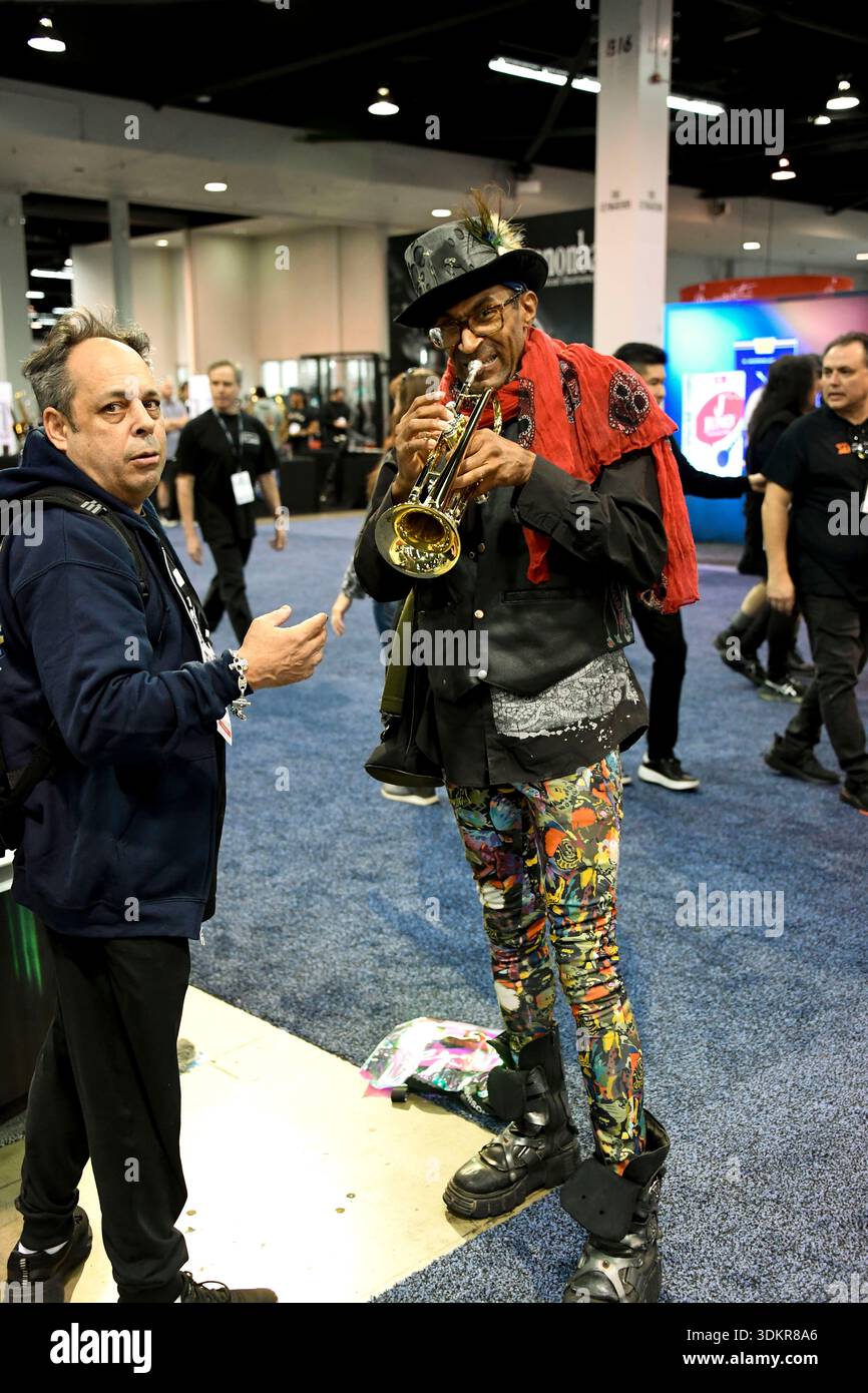 24 gennaio 2026, Anaheim, CA, Stati Uniti: Anaheim CA. 24 gennaio 2026. Il Winter NAMM Show di Anaheim è la worldâ più grande fiera musicâ settore in cui produttori, rivenditori, artisti e media si riuniscono per lanciare attrezzature, fare rete e partecipare a concerti e sessioni di formazione. più di 4.000 marchi e più di 90â paesi hanno rappresentato negli ultimi anni, lanciando nuovi strumenti, apparecchiature audio proâ e prodotti tecnologici musicâ. (Immagine di credito: © Dave Safley/ZUMA Press Wire) SOLO PER USO EDITORIALE! Non per USO commerciale! Foto Stock
