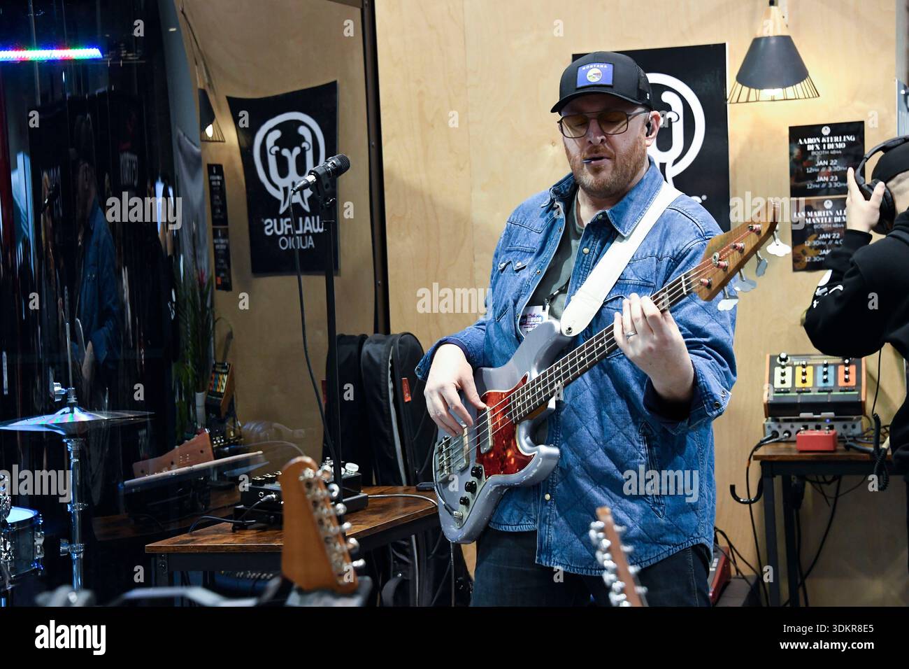 24 gennaio 2026, Anaheim, CA, Stati Uniti: Anaheim CA. 24 gennaio 2026. Il Winter NAMM Show di Anaheim è la worldâ più grande fiera musicâ settore in cui produttori, rivenditori, artisti e media si riuniscono per lanciare attrezzature, fare rete e partecipare a concerti e sessioni di formazione. più di 4.000 marchi e più di 90â paesi hanno rappresentato negli ultimi anni, lanciando nuovi strumenti, apparecchiature audio proâ e prodotti tecnologici musicâ. (Immagine di credito: © Dave Safley/ZUMA Press Wire) SOLO PER USO EDITORIALE! Non per USO commerciale! Foto Stock