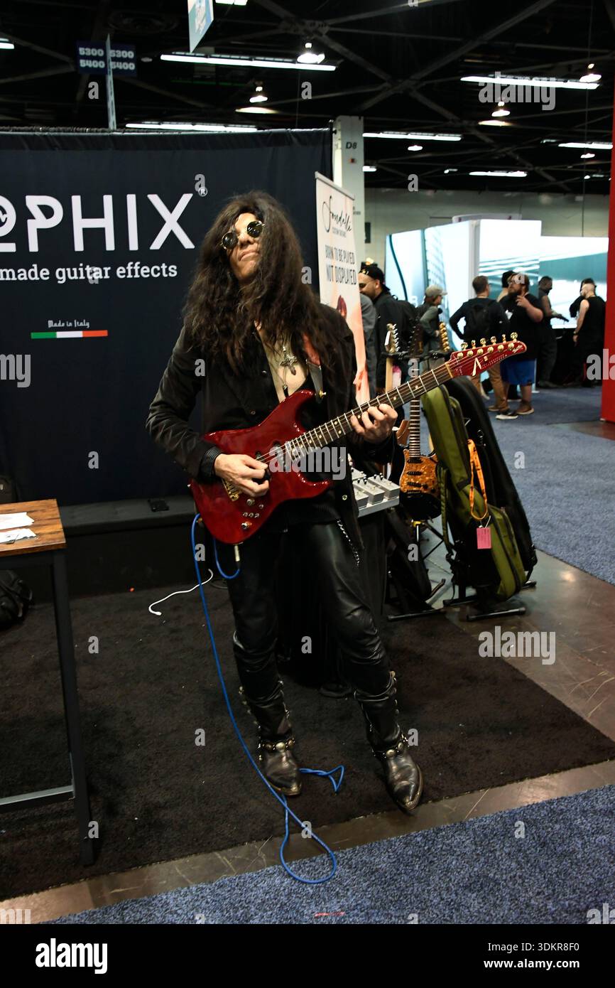 24 gennaio 2026, Anaheim, CA, Stati Uniti: Anaheim CA. 24 gennaio 2026. Il Winter NAMM Show di Anaheim è la worldâ più grande fiera musicâ settore in cui produttori, rivenditori, artisti e media si riuniscono per lanciare attrezzature, fare rete e partecipare a concerti e sessioni di formazione. più di 4.000 marchi e più di 90â paesi hanno rappresentato negli ultimi anni, lanciando nuovi strumenti, apparecchiature audio proâ e prodotti tecnologici musicâ. (Immagine di credito: © Dave Safley/ZUMA Press Wire) SOLO PER USO EDITORIALE! Non per USO commerciale! Foto Stock