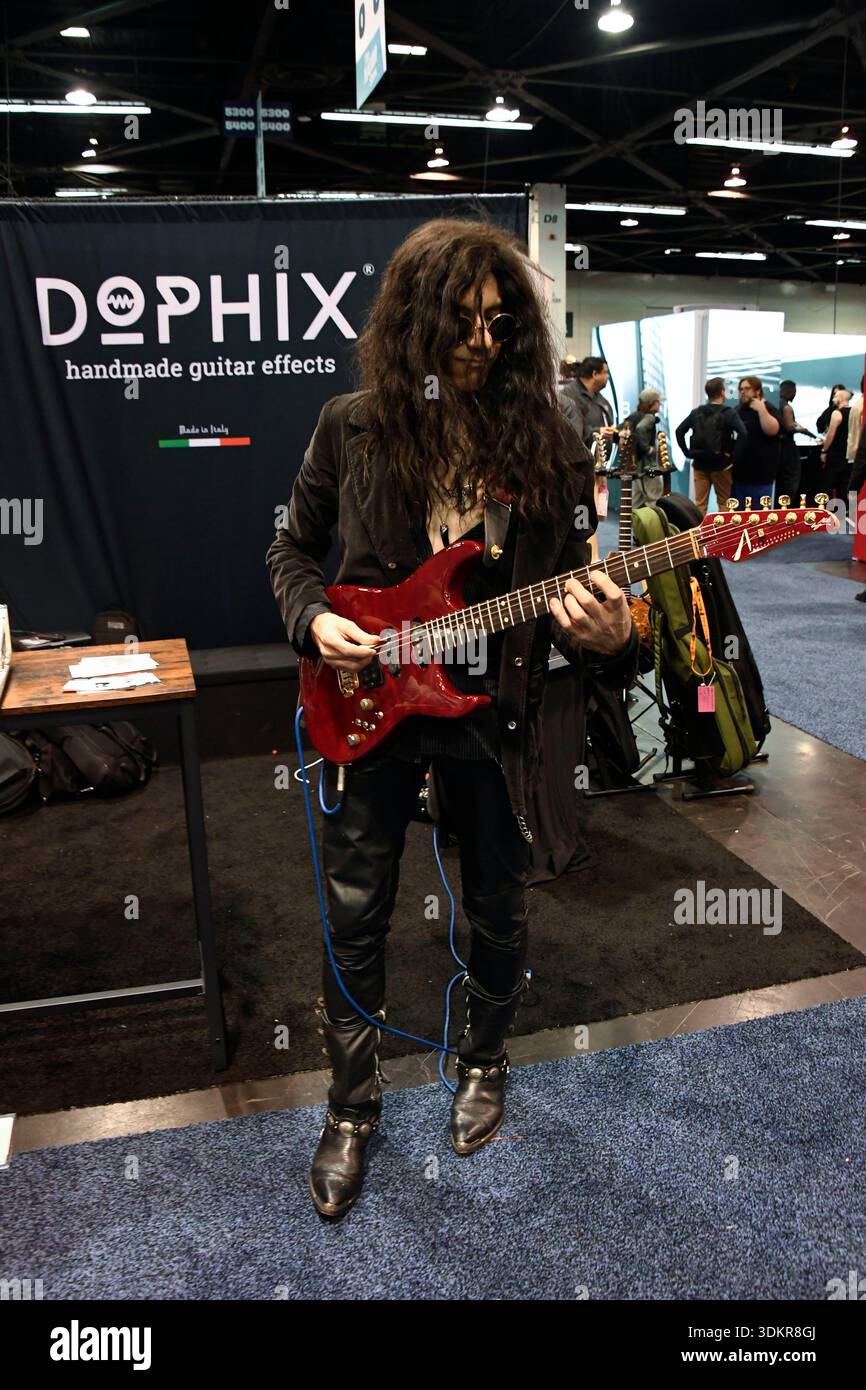 24 gennaio 2026, Anaheim, CA, Stati Uniti: Anaheim CA. 24 gennaio 2026. Il Winter NAMM Show di Anaheim è la worldâ più grande fiera musicâ settore in cui produttori, rivenditori, artisti e media si riuniscono per lanciare attrezzature, fare rete e partecipare a concerti e sessioni di formazione. più di 4.000 marchi e più di 90â paesi hanno rappresentato negli ultimi anni, lanciando nuovi strumenti, apparecchiature audio proâ e prodotti tecnologici musicâ. (Immagine di credito: © Dave Safley/ZUMA Press Wire) SOLO PER USO EDITORIALE! Non per USO commerciale! Foto Stock
