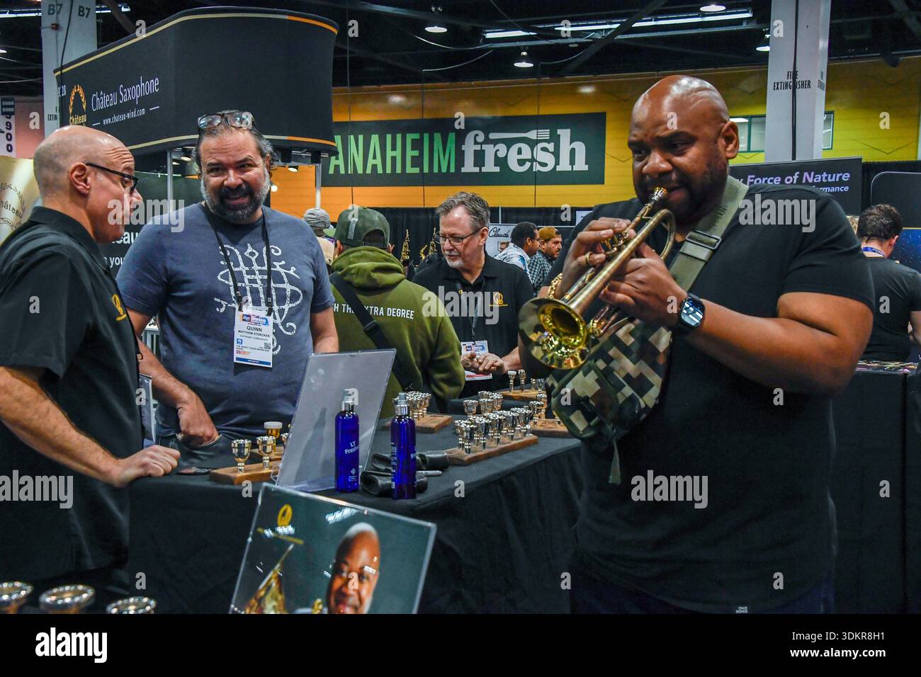 24 gennaio 2026, Anaheim, CA, Stati Uniti: Anaheim CA. 24 gennaio 2026. Il Winter NAMM Show di Anaheim è la worldâ più grande fiera musicâ settore in cui produttori, rivenditori, artisti e media si riuniscono per lanciare attrezzature, fare rete e partecipare a concerti e sessioni di formazione. più di 4.000 marchi e più di 90â paesi hanno rappresentato negli ultimi anni, lanciando nuovi strumenti, apparecchiature audio proâ e prodotti tecnologici musicâ. (Immagine di credito: © Dave Safley/ZUMA Press Wire) SOLO PER USO EDITORIALE! Non per USO commerciale! Foto Stock